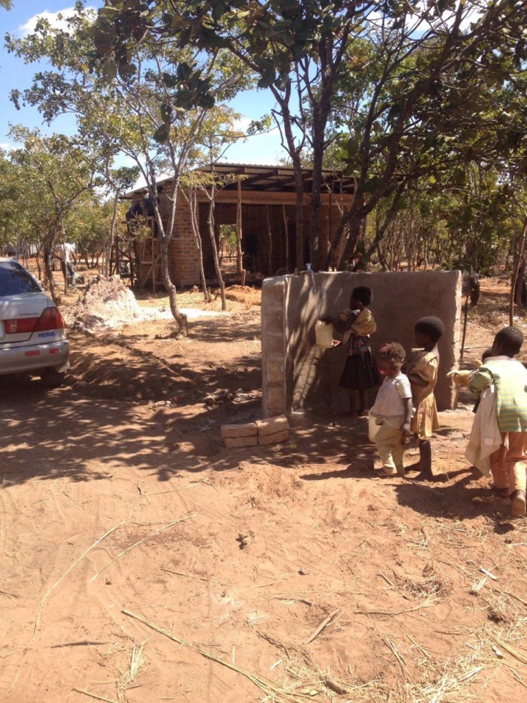 kids using the water 29-07-2019, photo: Desh Chisukulu